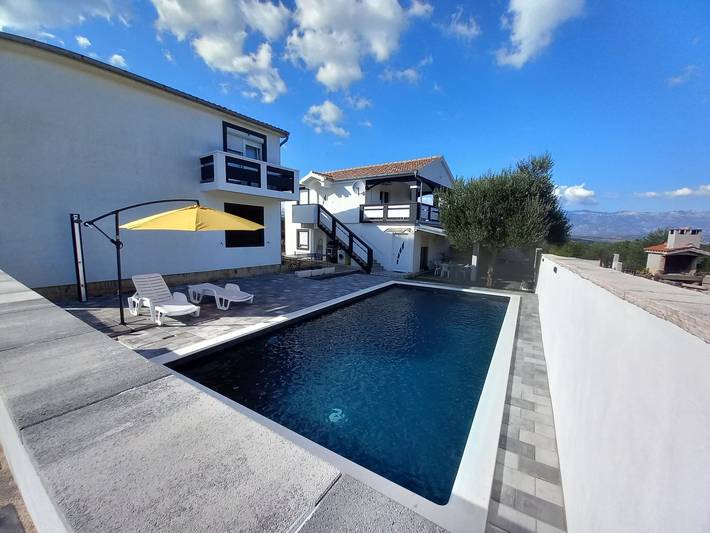 Ferienwohnung für 5 Personen, mit Meerblick und Balkon sowie Garten und Pool in Posedarje