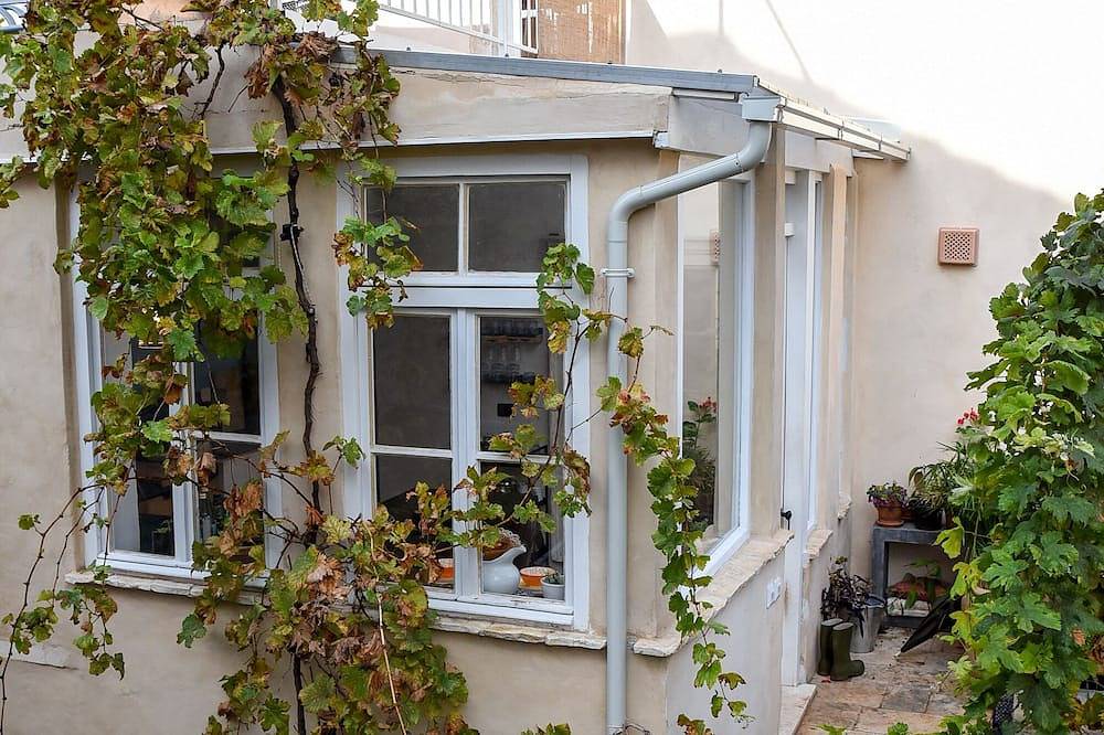 Stone house with patio, garden, and terrace, 15 mn walk from swimming areas. in Stari Grad, Hvar (isla)