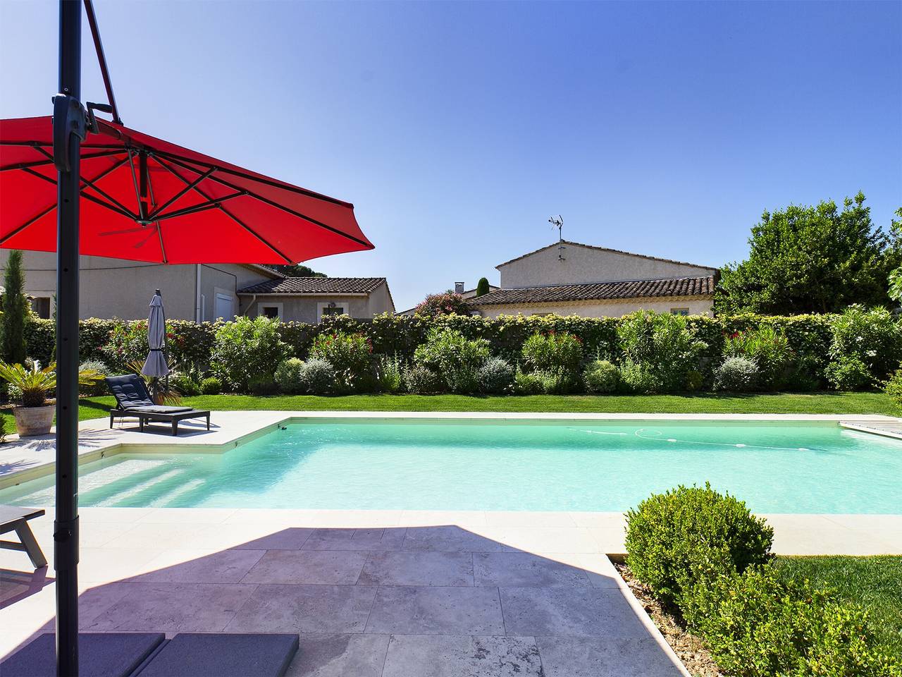 Charmante Villa à Eygalière avec Piscine, Jardin Arboré et Climatisation in Eygalières, Région d'Arles