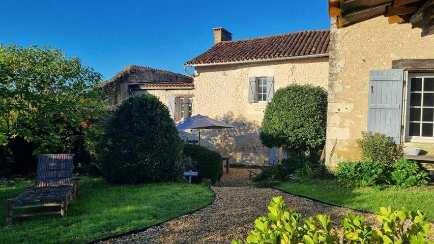 Location de vacances pour 6 personnes, avec vue ainsi que piscine et jardin, adapté aux familles à Salles-Lavalette
