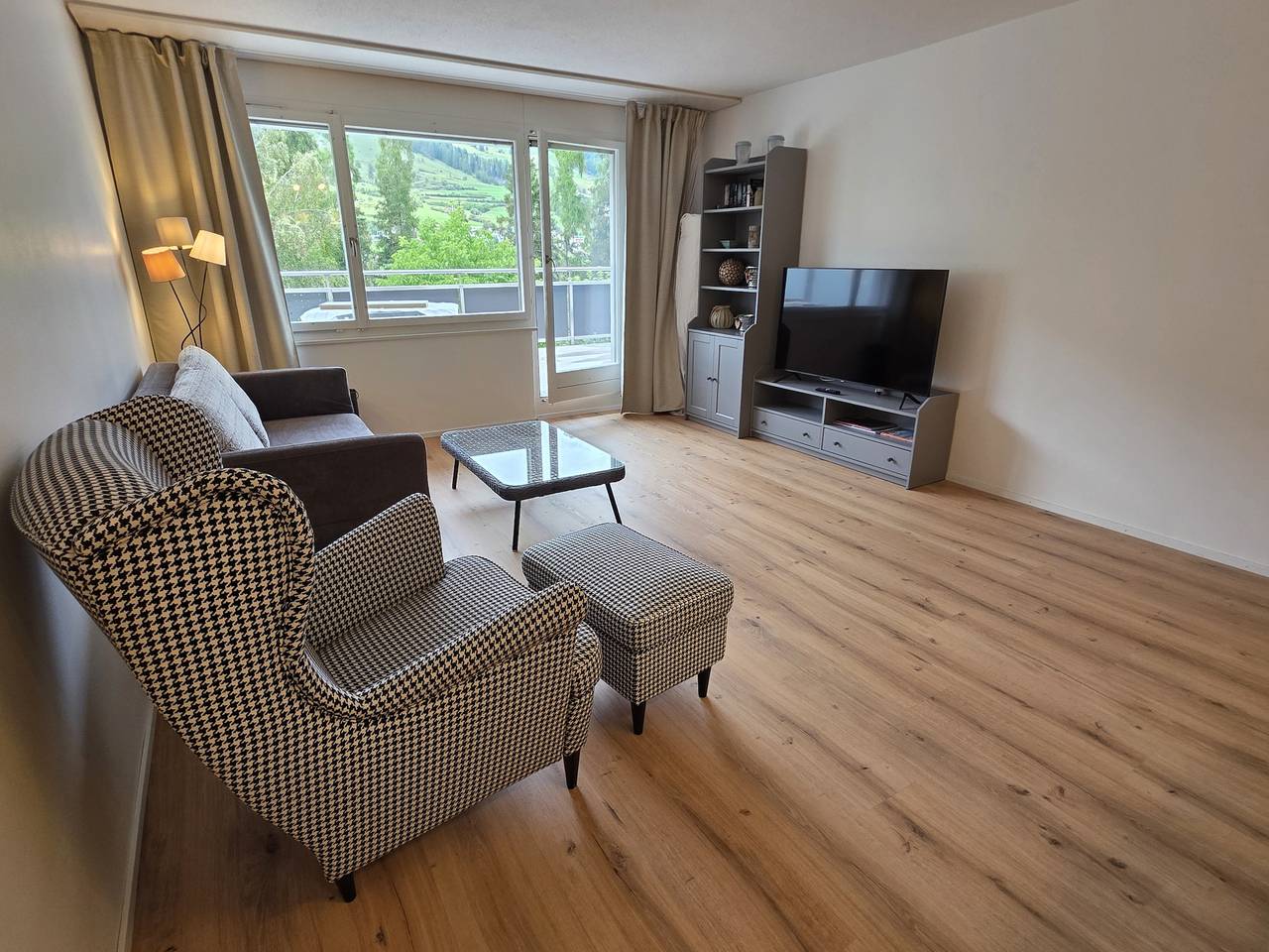 Ganze Wohnung, Pl 203 Helle frisch renovierte lichtdurchflutete Wohnung mit grosser Terrasse Richtung Scuol in Vulpera, Tarasp