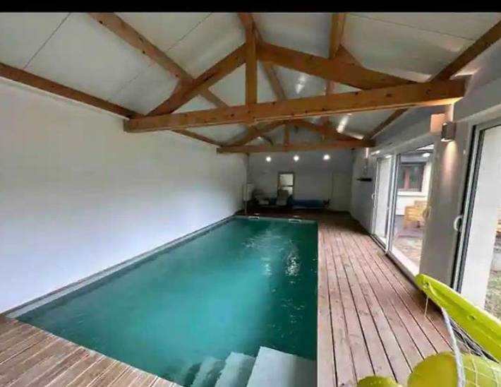 Location de vacances pour 16 personnes, avec vue et piscine ainsi que terrasse et jardin dans Maast-et-Violaine