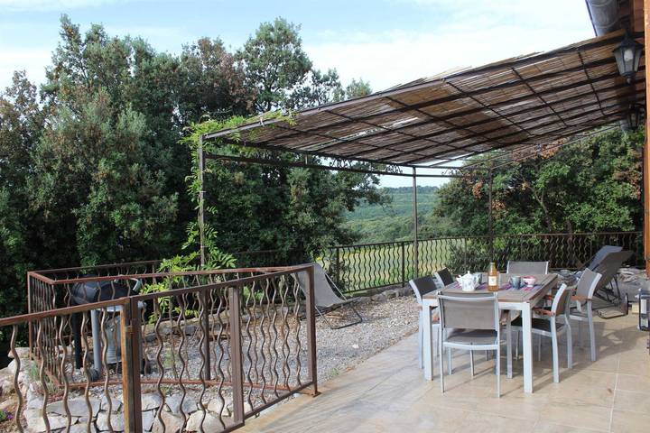 Gîte pour 6 personnes, avec piscine et terrasse