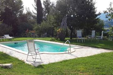 Cottage pour 8 personnes, avec jardin et jacuzzi, animaux acceptés à Poggio Mirteto