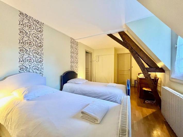 Gîte pour 4 personnes, avec terrasse ainsi que vue et jardin à Gennes - 2