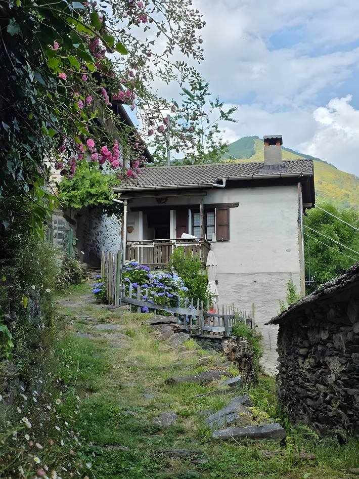 Casa Piccola Holiday Home with Mountain View, Private Garden, and Wi-Fi in Falmenta, Valle Cannobina