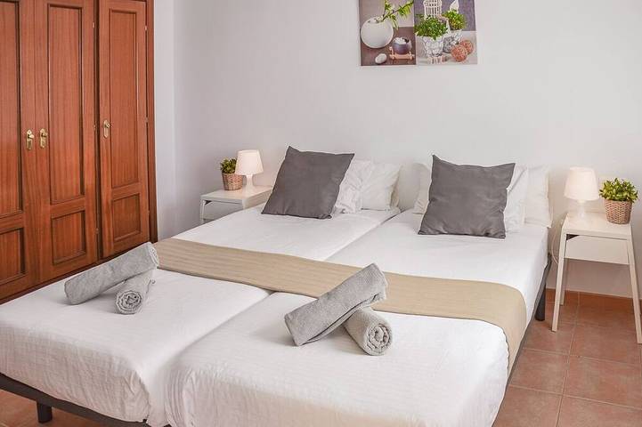 Entire apartment, Beach only 75 meters - centre - Wifi - sea view - international tv - 4 persons in Playa de la Torrecilla, Nerja