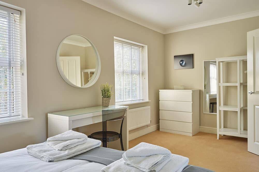 Stunning 3 Bed Town House with Private Parking in Cheltenham, Gloucestershire