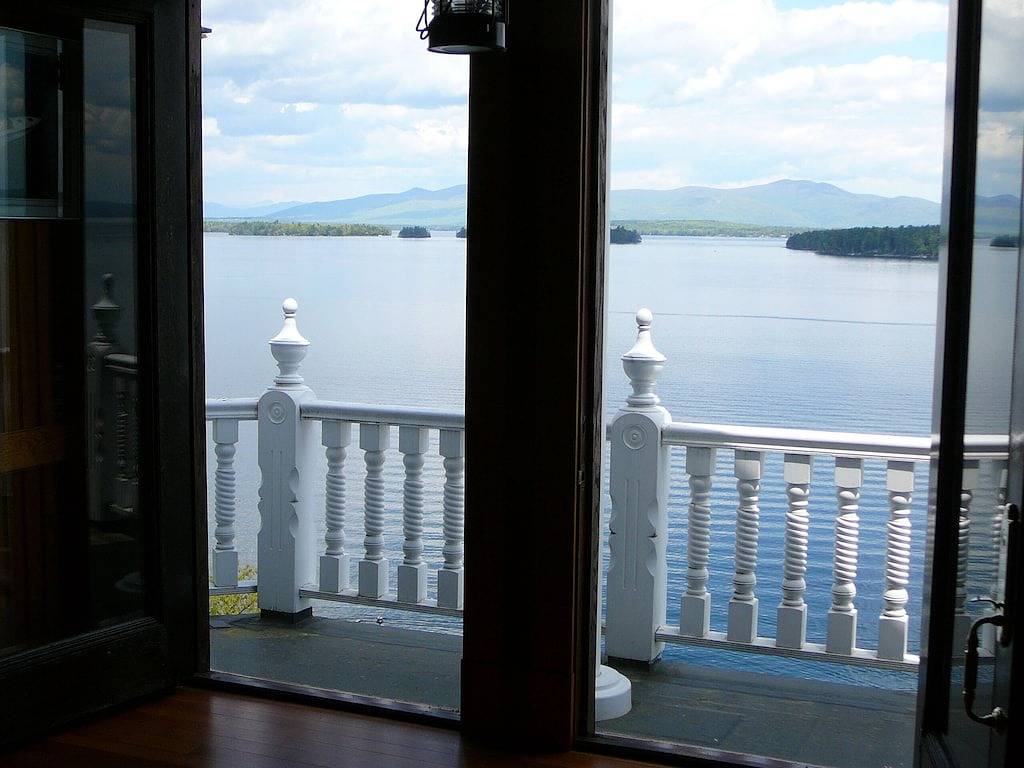Lake Winni's Finest Waterfront restaurierte Villa mit Bootshaus und Privatstrand in Gilford, Lake Winnipesaukee