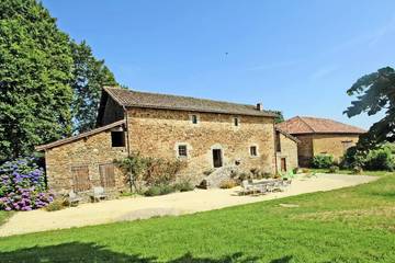 Gîte pour 10 personnes, avec jardin et piscine à Champagnac-la-Rivière