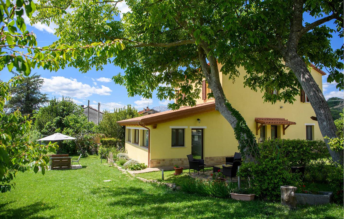 Casa vacanza per 13 persone con piscina in Montefalcone Appennino, Provincia di Fermo