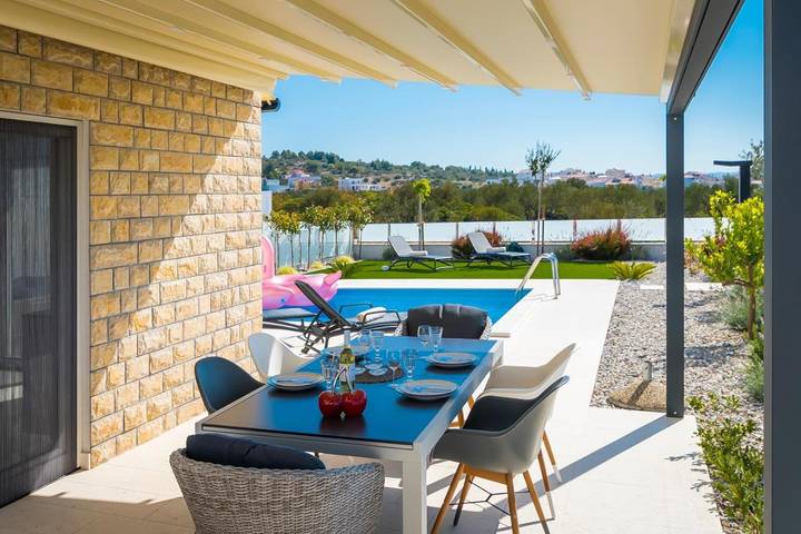 Villa pour 8 personnes, avec vue ainsi que jardin et piscine à Tribunj - 4