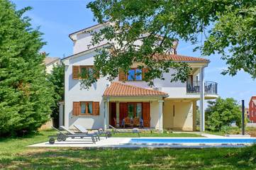 Villa für 12 Personen, mit Meerblick und Pool sowie Garten und Balkon in Medulin