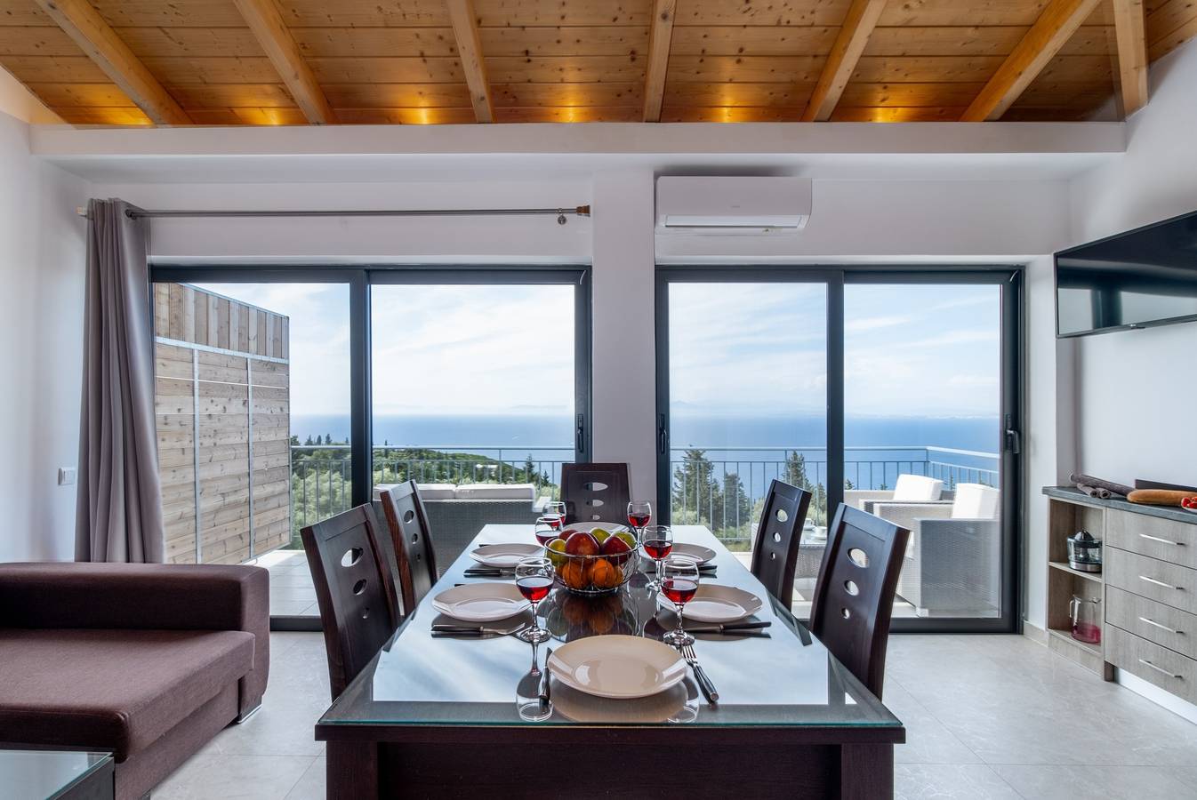 Entire apartment, Apartment Deluxe Suite with Sea View A close to Beach with Shared Pool & Wi-Fi in Greece