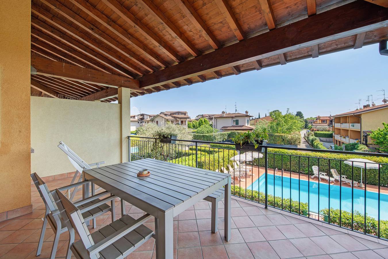 Ganze Wohnung, Ferienwohnung 'I Ciclamini 5' mit Gemeinschaftspool, Wi-Fi und Klimaanlage in Moniga del Garda, Gardasee-Berge