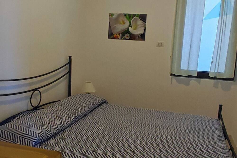 Appartamento intero, Hostal De Les Floristes ! Piano 2 - A6-Apartment Six- tre camere doppie -tv-sofà in La Cunetta, Alghero