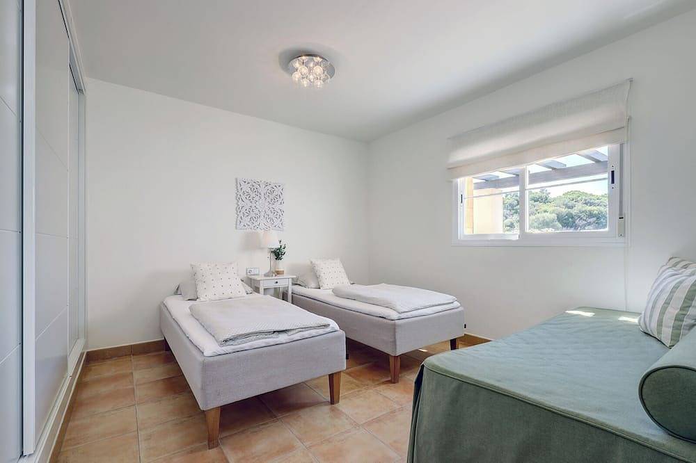 Apartamento entero, Un ático moderno (110 m2) con vistas al mar y a la piscina, 3 dormitorios y 2 baños. in La Alcaidesa, San Roque