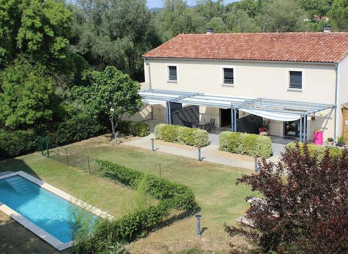 Maison de vacances pour 6 personnes, avec terrasse ainsi que piscine et jardin