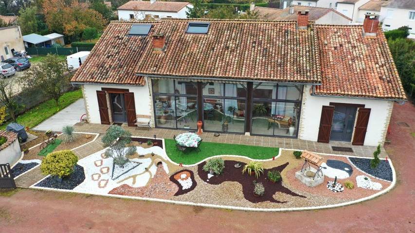 Location de vacances pour 6 personnes, avec Jacuzzi ainsi que Terrasse et Jardin à Neuville-de-Poitou