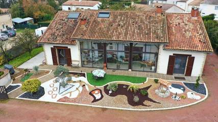 Cottage pour 6 personnes, avec jacuzzi ainsi que terrasse et jardin à Neuville-de-Poitou