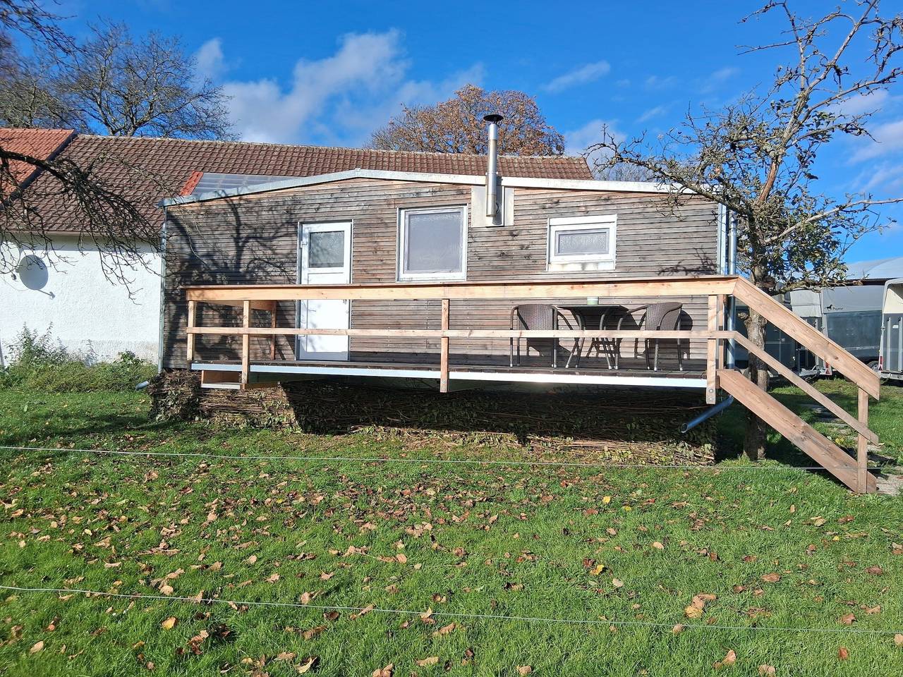 Ganze Ferienwohnung, Tiny Home „Lara“ mit Bergblick, privatem Garten und Wlan in Bad Waldsee, Region Bodensee-Oberschwaben