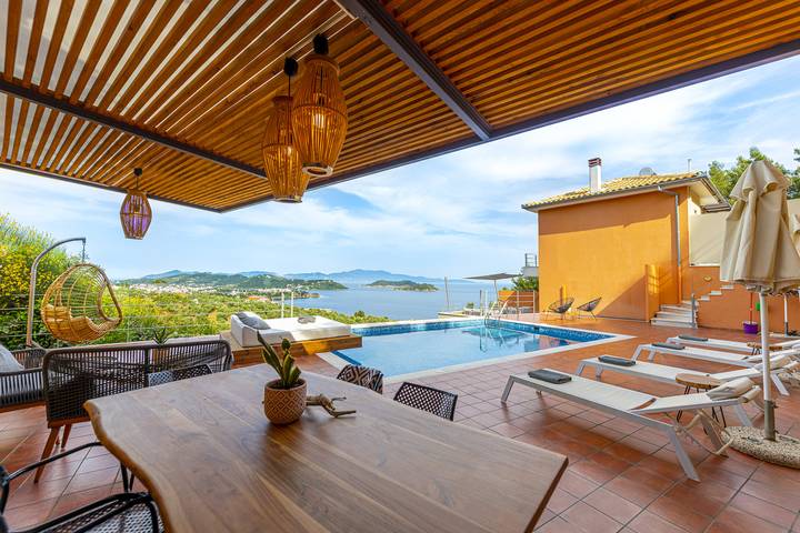 Villa für 7 Personen, mit Meerblick und Balkon/Terrasse sowie Garten und Ausblick auf Skiathos