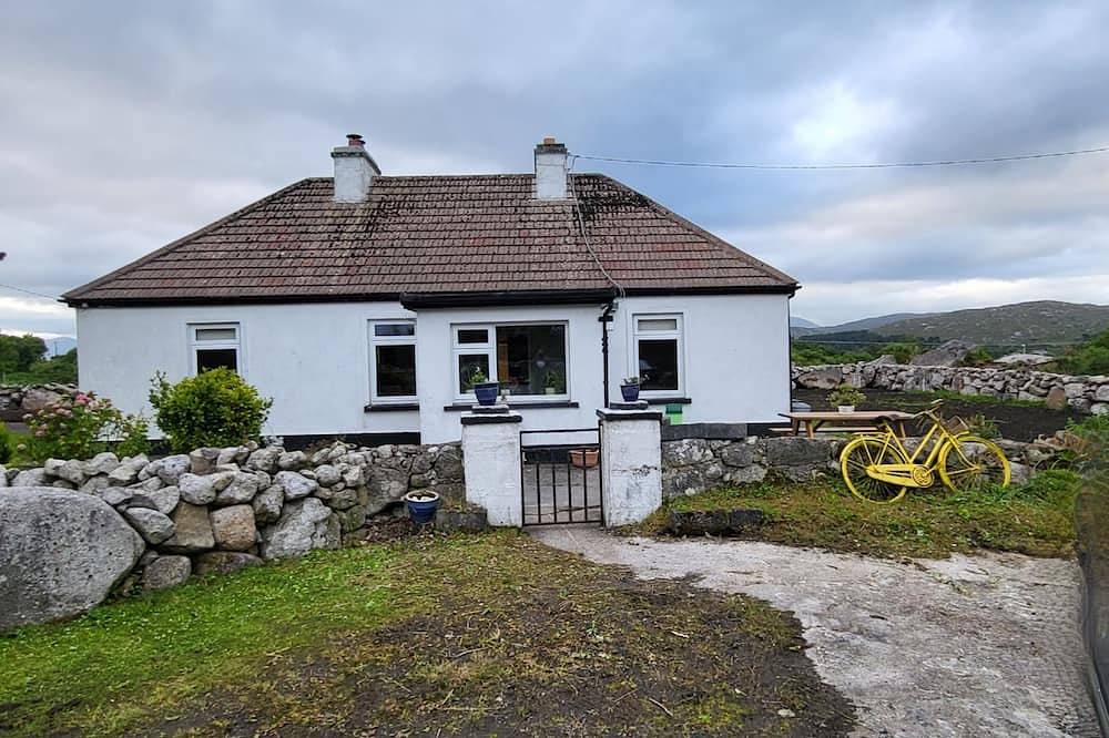 Spacious, 4 bedroom Cottage with breath taking views. in Connemara