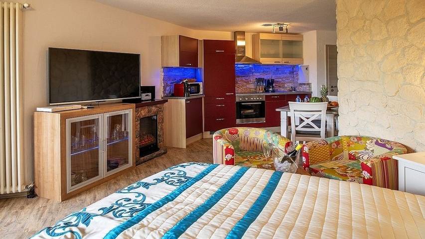 Ferienwohnung für 2 Personen, mit Sauna und Whirlpool sowie Terrasse, mit Haustier in Schalkenmehren - 2