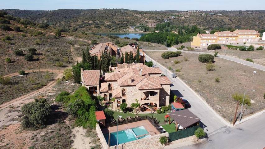 Apartamento para 30 personas, con Balcón y Terraza además de Jardín y Piscina para niños en Ruidera