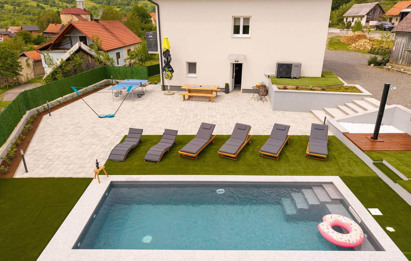 Geräumige 2-Zimmer-Wohnung mit beheiztem Pool und WLAN in bester Lage in Lika-Senj