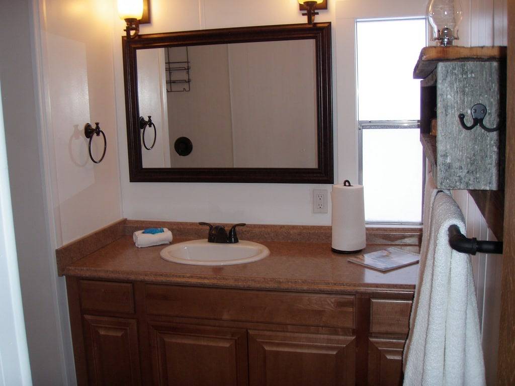 Hannon Haus Cutthroat Hütte, auf dem Fluss unter dem Himmel in Ravalli County