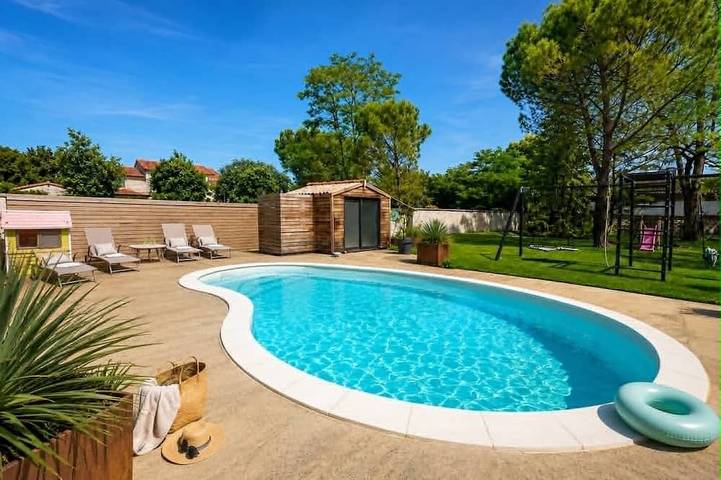Location de vacances pour 12 personnes, avec jardin et jacuzzi dans Merpins