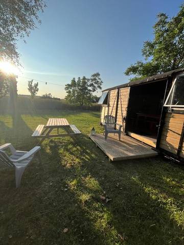 Tente pour 2 personnes, avec jardin ainsi que terrasse et vue dans l' Eure
