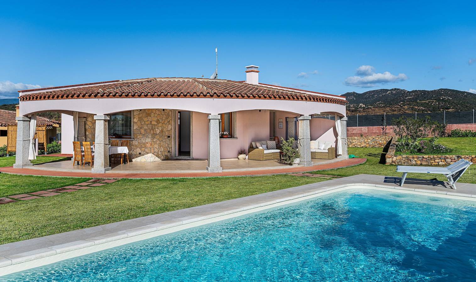Villa 'Iris' with Private Pool, Wi-Fi and Air Conditioning in Costa Rei, Muravera