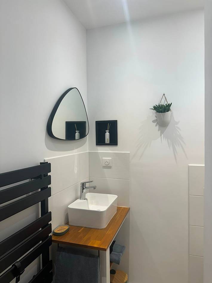 Entire studio, Studio Apartment 'Le Petit Nid' with Private Terrace, Wi-Fi and Air Conditioning in Carsac-de-Gurson, Périgord Pourpre