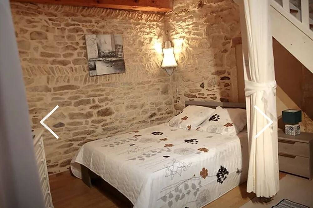 Village house with roof terrace. in Tavel, Region de Nimes