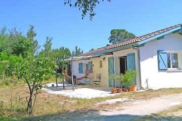 Gîte pour 4 personnes, avec jacuzzi et terrasse ainsi que jardin et sauna, animaux acceptés à Linxe