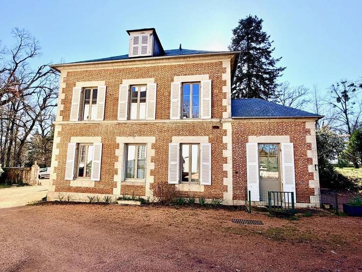 Location de vacances pour 10 personnes, avec vue ainsi que jardin et piscine, animaux acceptés à Charmeil
