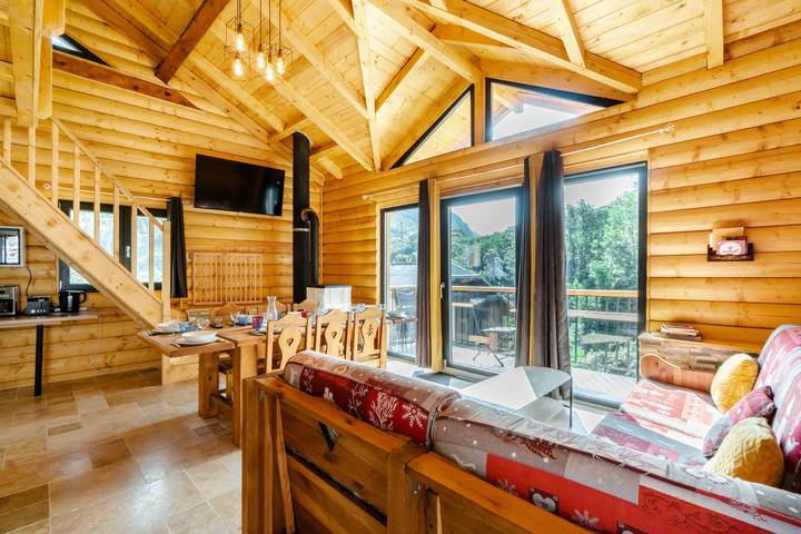 Ganze Wohnung, Familienfreundliches, geräumiges Chalet nahe Courchevel/Brides-les-Bains mit Bergblick in La Perrière, Vanoise-Massiv