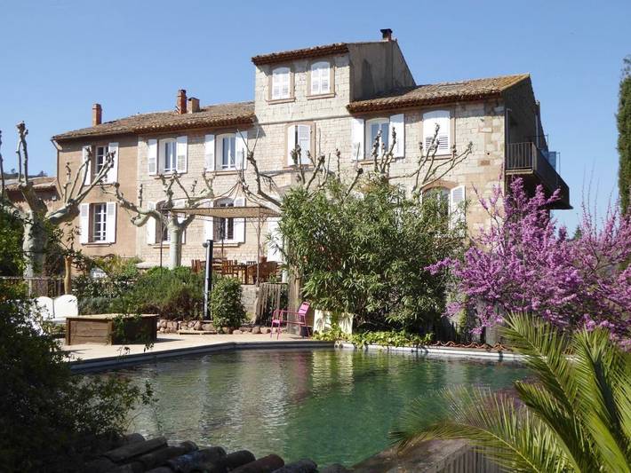 Chambre d’hôte pour 5 personnes, avec Terrasse et Jacuzzi ainsi que Jardin et Piscine