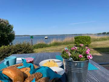 Ferienwohnung für 2 Personen, mit Terrasse und Seeblick in Waren (Müritz)