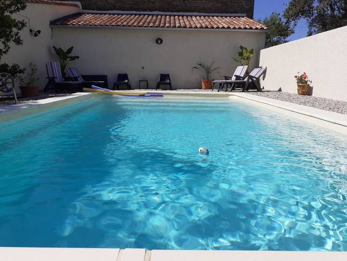 Location de vacances pour 5 personnes, avec jardin ainsi que vue et piscine à Saint-Christol-lès-Alès