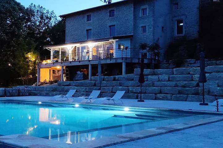 Location de vacances pour 8 personnes, avec Balcon ainsi que Jardin et Piscine dans Parmilieu