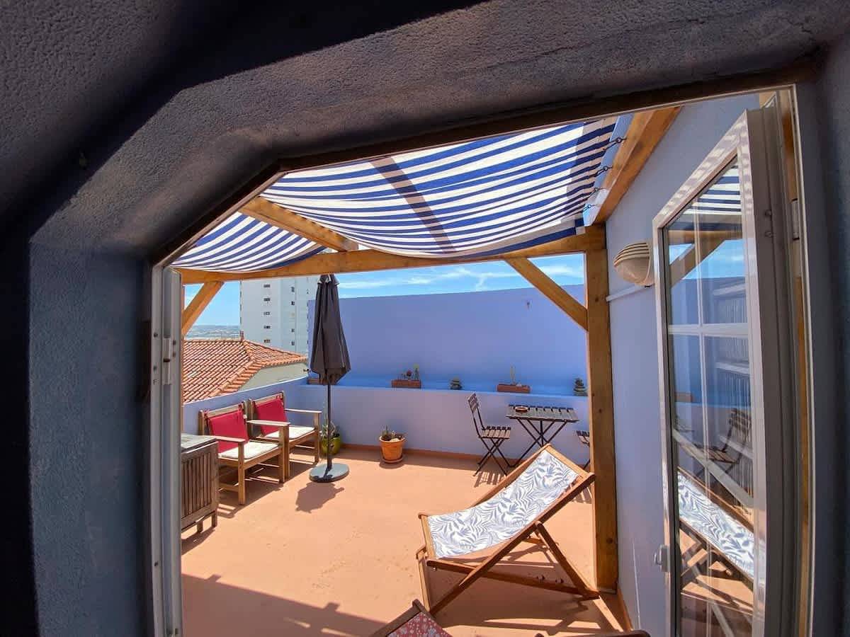 Ganze Wohnung, Ferienwohnung für 7 Personen mit Balkon/Terrasse in Praia da Areia Branca, Lourinhã