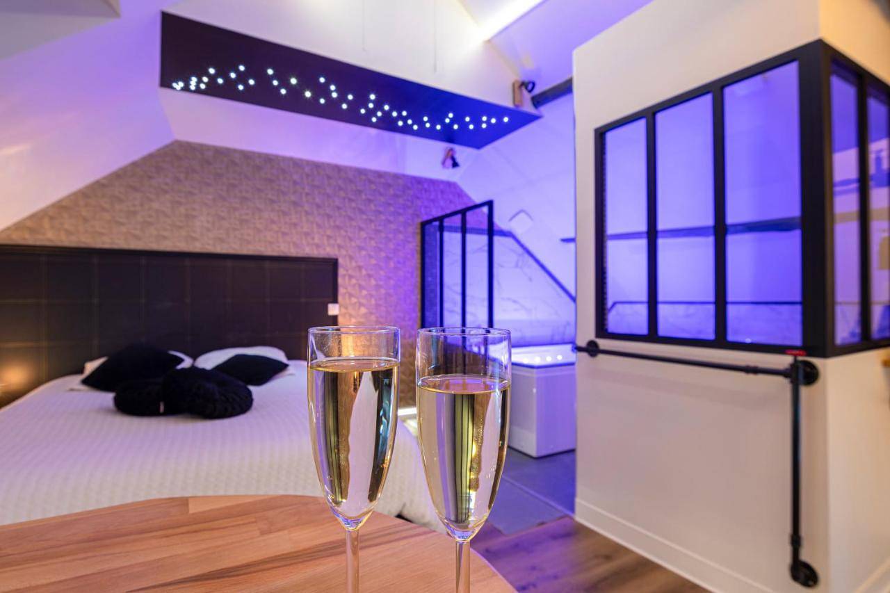 L'Intemporel Éclipse Suite Spa Privatif in Champagne-sur-Oise, Val-d'Oise