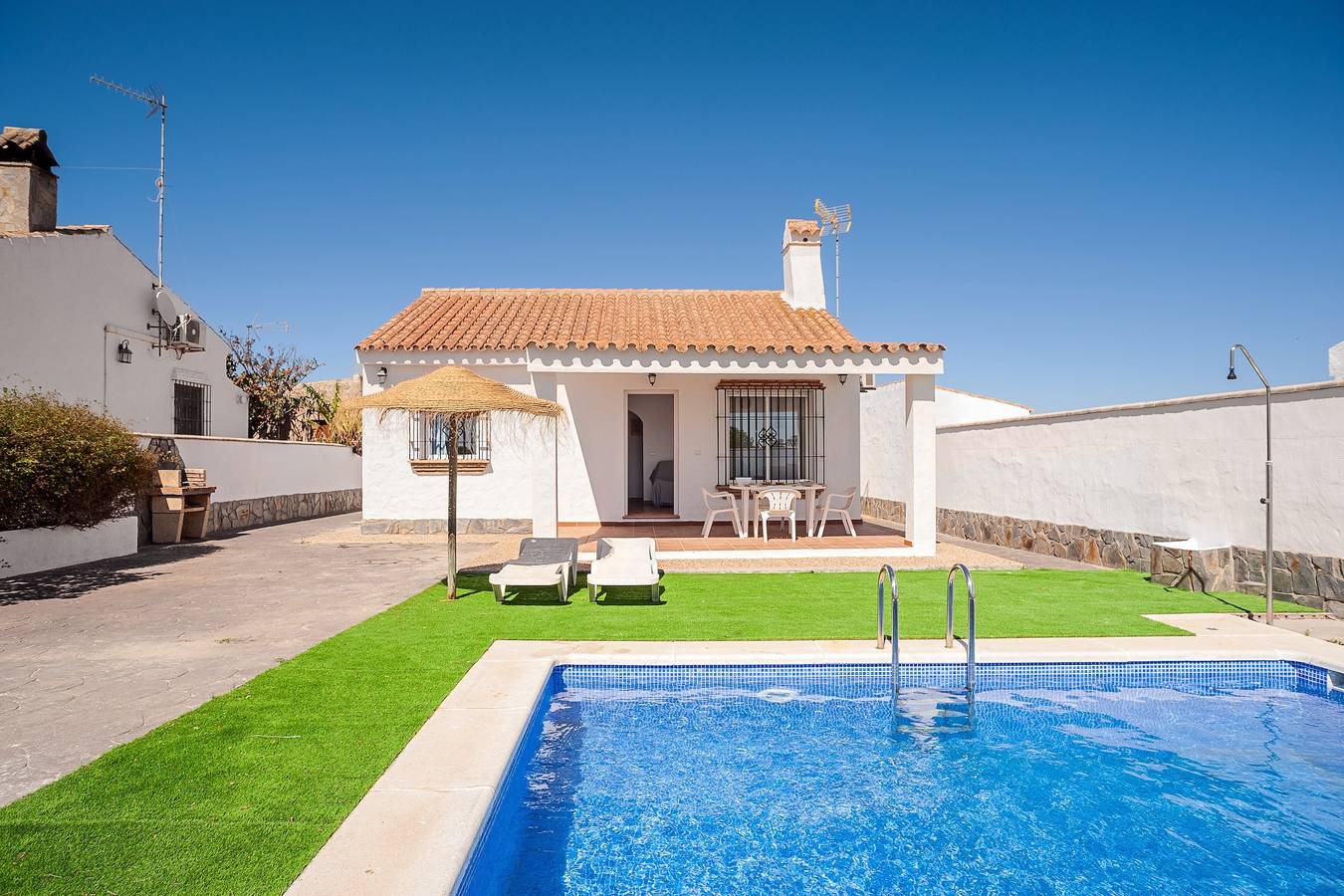 Casa de vacaciones "Palillero" para familias, cerca de la playa con piscina y aire acondicionado in Fuente del Gallo, Conil de la Frontera