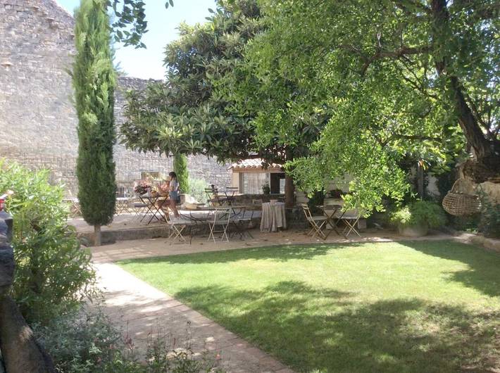 Location de vacances pour 2 personnes, avec Terrasse et Jardin ainsi que Piscine et Vue à Caumont-sur-Durance