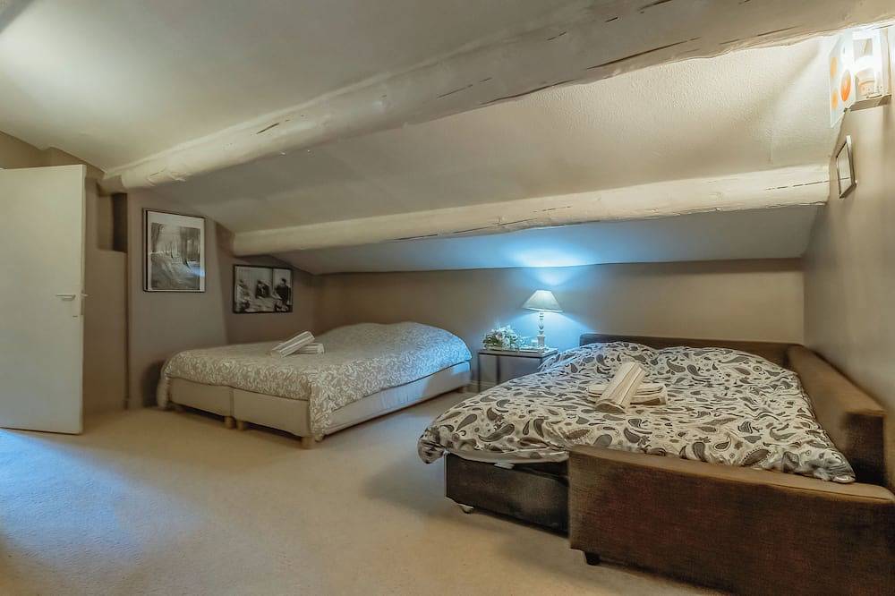 Villa de Maitre in beautiful estate in Saint-Victoret, Istres region