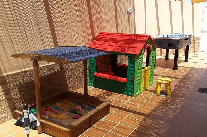 Villa de 4 dormitorios en la ciudad, piscina de 10 m con tobogán para niños, valla de seguridad, barbacoa, salones al aire libre in Caleta de Fuste, Antigua