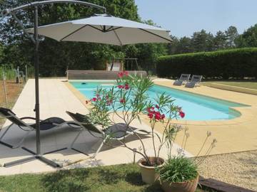 Gîte pour 4 personnes, avec piscine ainsi que vue et jardin à Saint-Martial-de-Nabirat